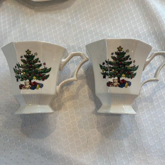 6 🎄Nikko Christmastime cups &saucers. holly-shaped handles! Octogon- shaped - Picture 6 of 13